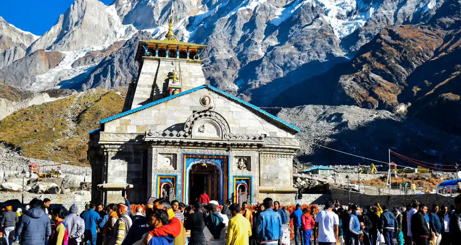 Kedarnath Yatra Tour Packages, Uttarakhand Kedarnath Temple surrounded by Himalayan mountains in Uttarakhand