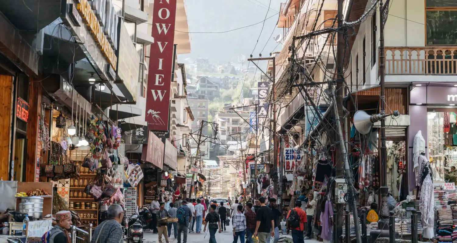 Shops and visitors at Mall Road and Manali Market